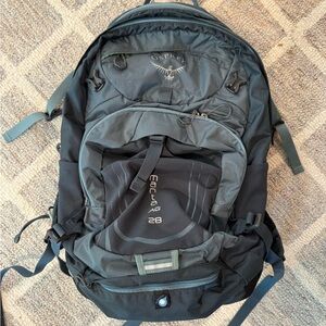Osprey Manta 28L Gray Hiking Backpack Durable Multi-Compartment Design